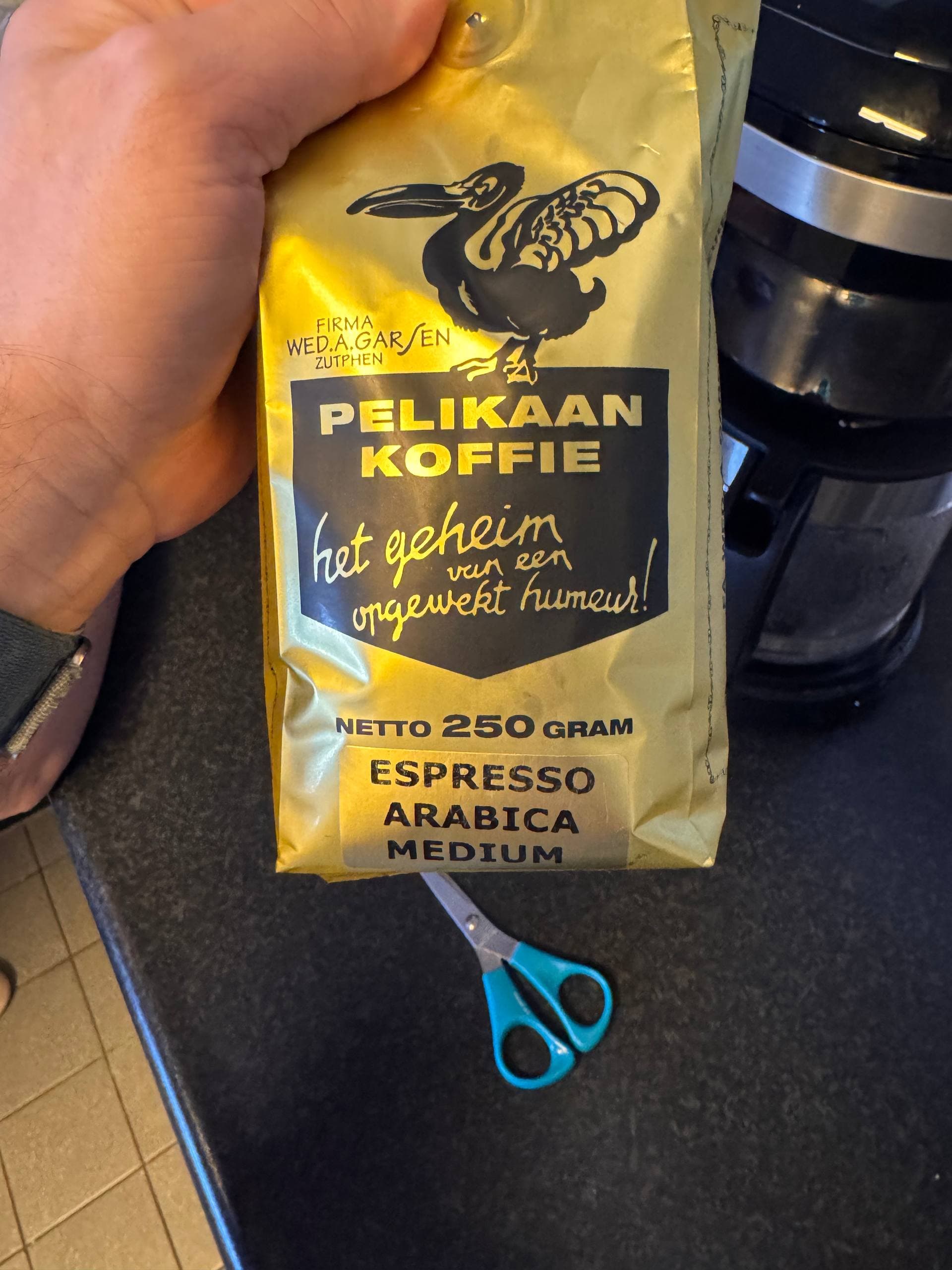 Gebruikte koffie met schaar