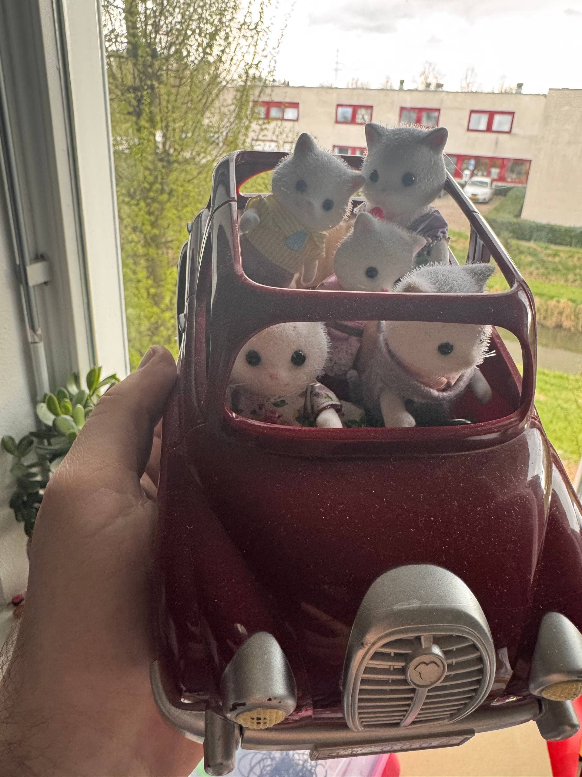 Vintage Speelgoedauto met Dierenfiguren (Sylvanian Families-stijl)